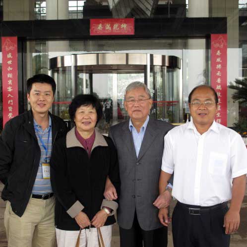 中國(guó)科學(xué)院副院長(zhǎng)，全國(guó)人大常務(wù)委員會(huì)委員王佛松院士一家親切關(guān)懷企業(yè)情況